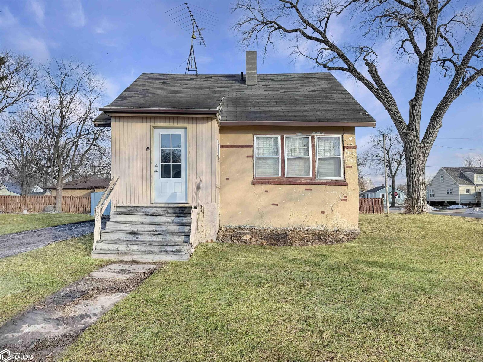 Property Photo:  204 Carson Avenue  IA 50126 