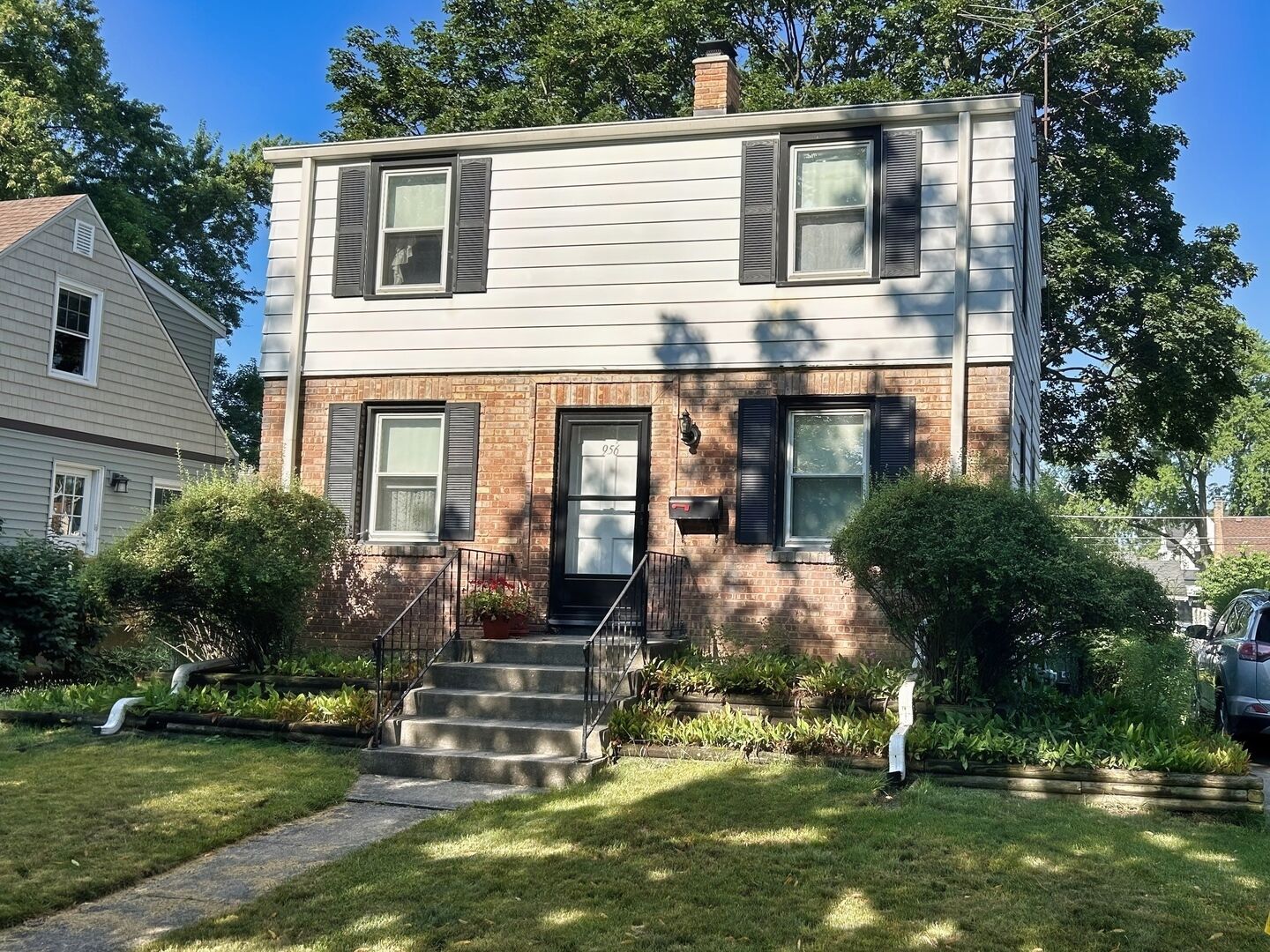 Property Photo:  956 S Hillside Avenue  IL 60126 