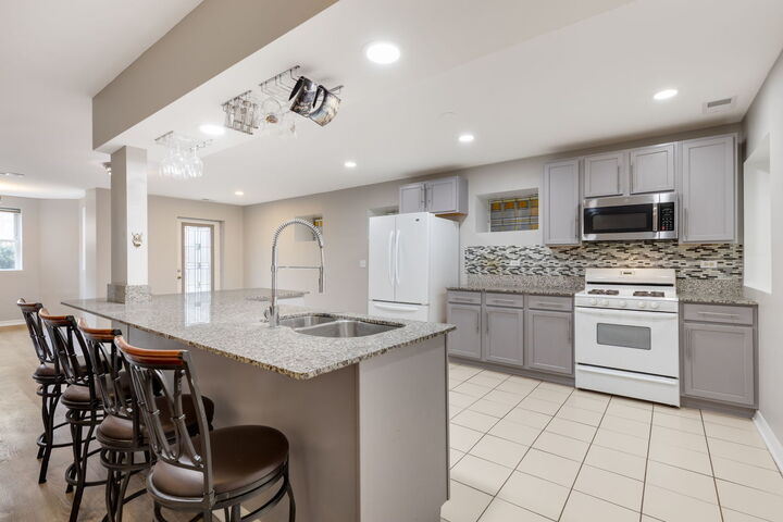 Property Photo:  5726 N Kenmore Avenue Gs  IL 60660 