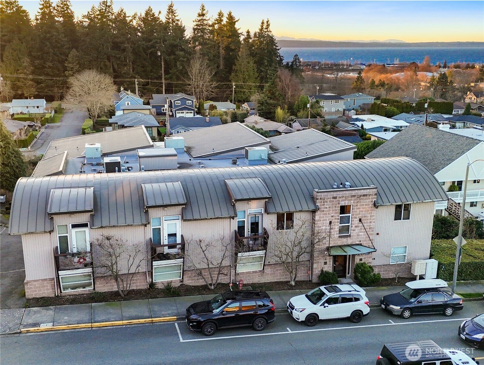 Property Photo:  654  5th Avenue S 404  WA 98020 