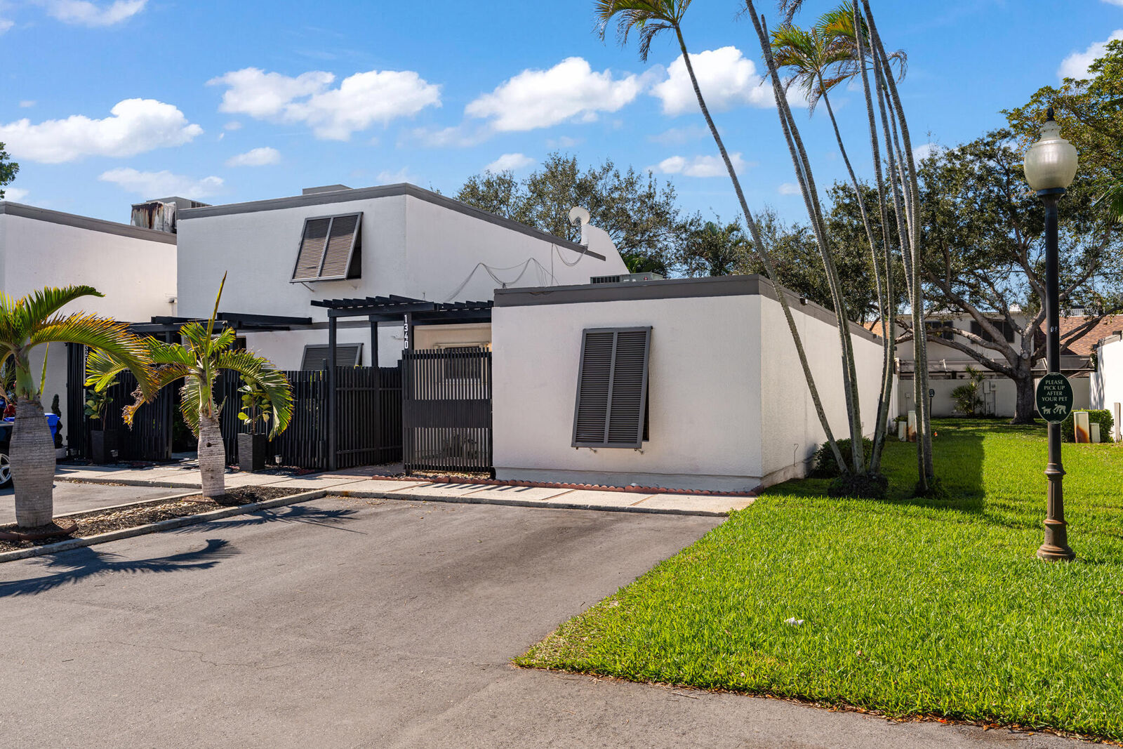 Property Photo: 1340 E Golfview Drive FL 33026