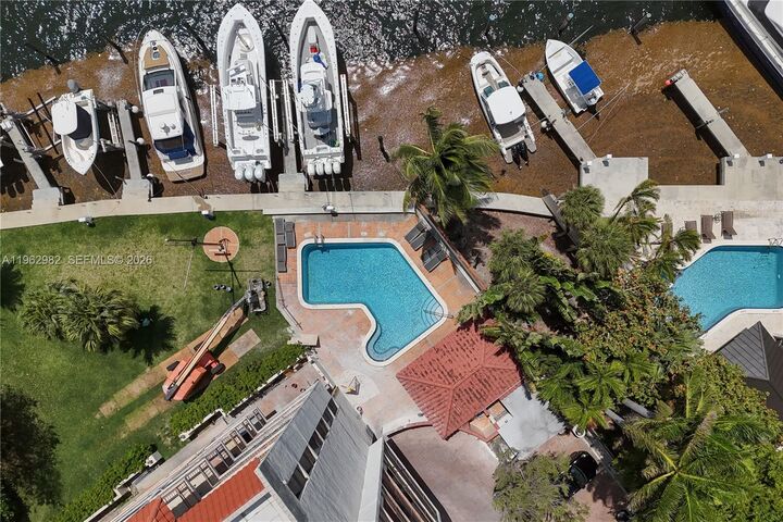 Property Photo:  1632 S Bayshore Ct 302  FL 33133 