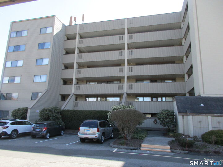 Property Photo:  85 Viscount Drive B22  CT 06460 