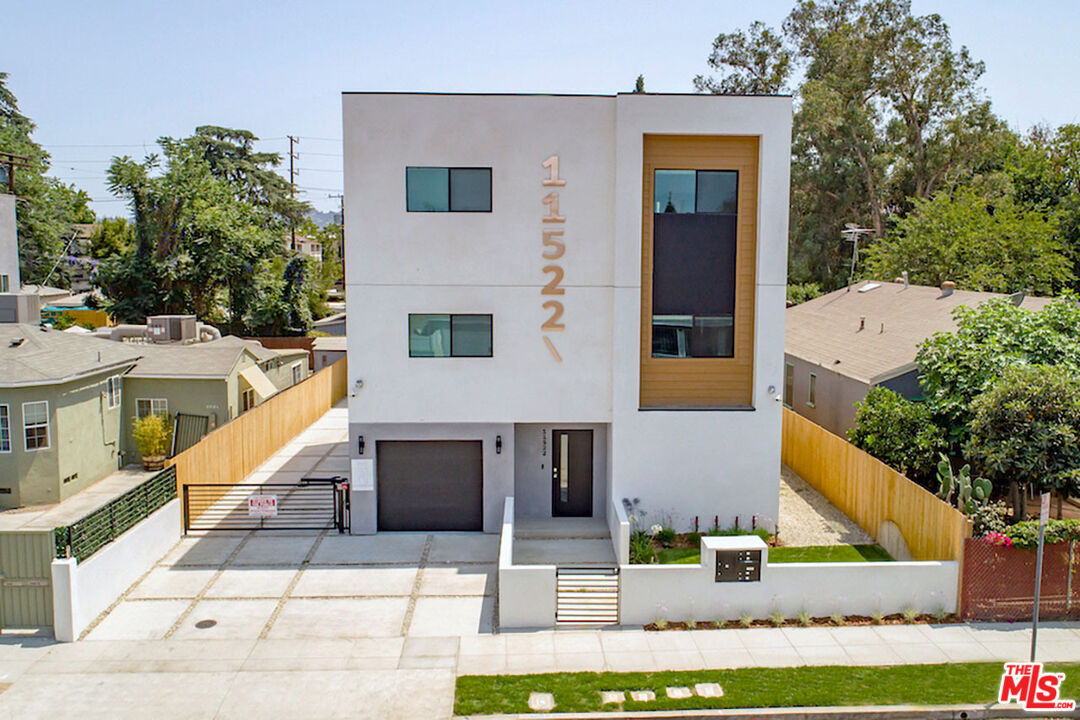 Property Photo:  11522 Emelita St  CA 91601 