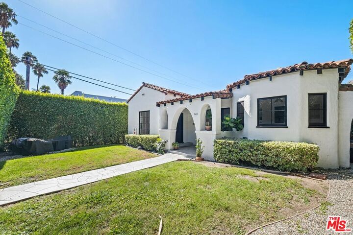 Property Photo: 601 N Hayworth Ave CA 90048