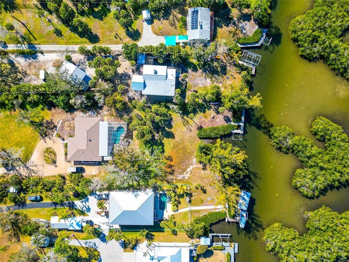 Property Photo: 950 Oxford Drive FL 34223