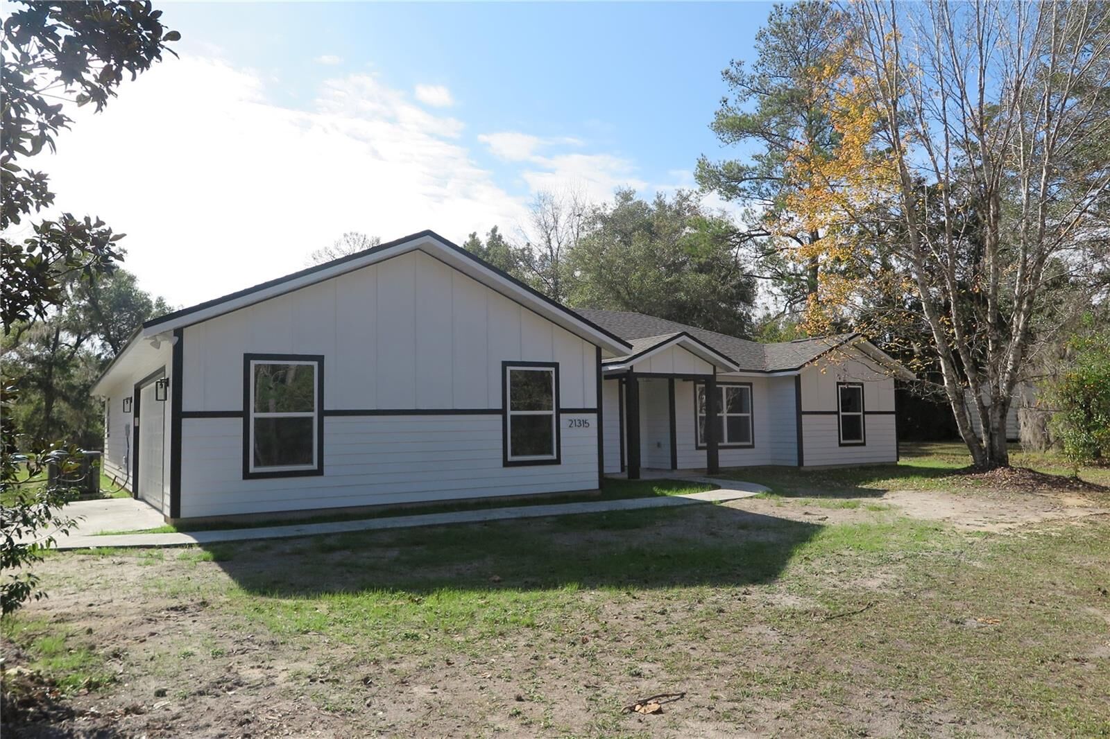 Property Photo: 21315 NE 35th Place FL 32640