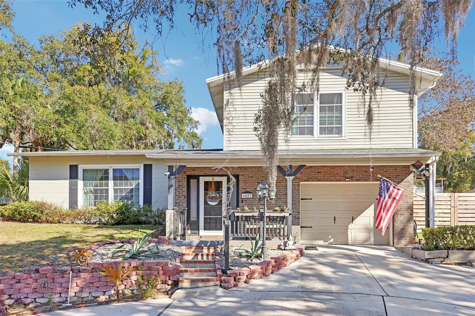 Property Photo:  1023 S Morningside Drive  FL 32726 