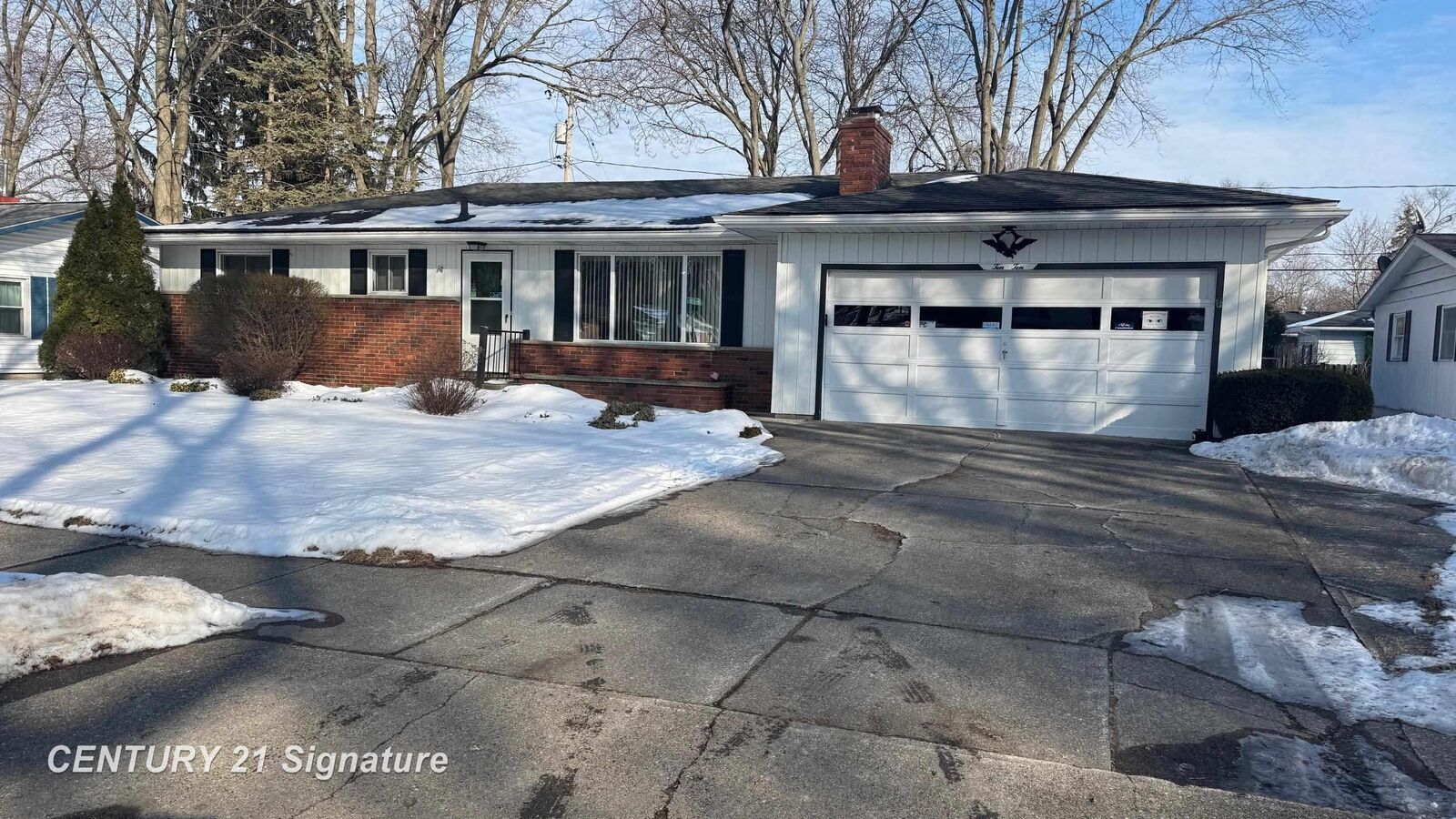 Property Photo: 1010 Lindsay Drive MI 48602