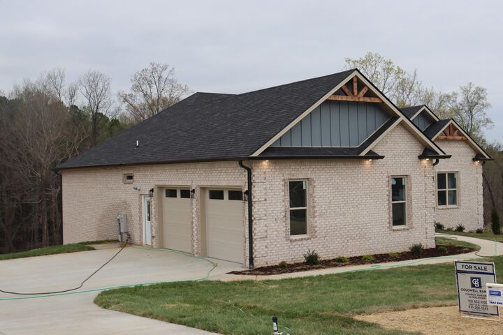 Property Photo: 1534 Buck Ridge Ct TN 37052