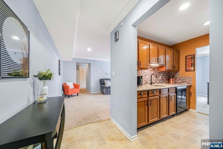 Property Photo:  4-2 Vernon Court  NJ 07463 