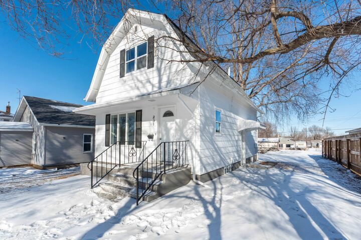 Property Photo:  231 E Snelling Avenue  MN 56208 