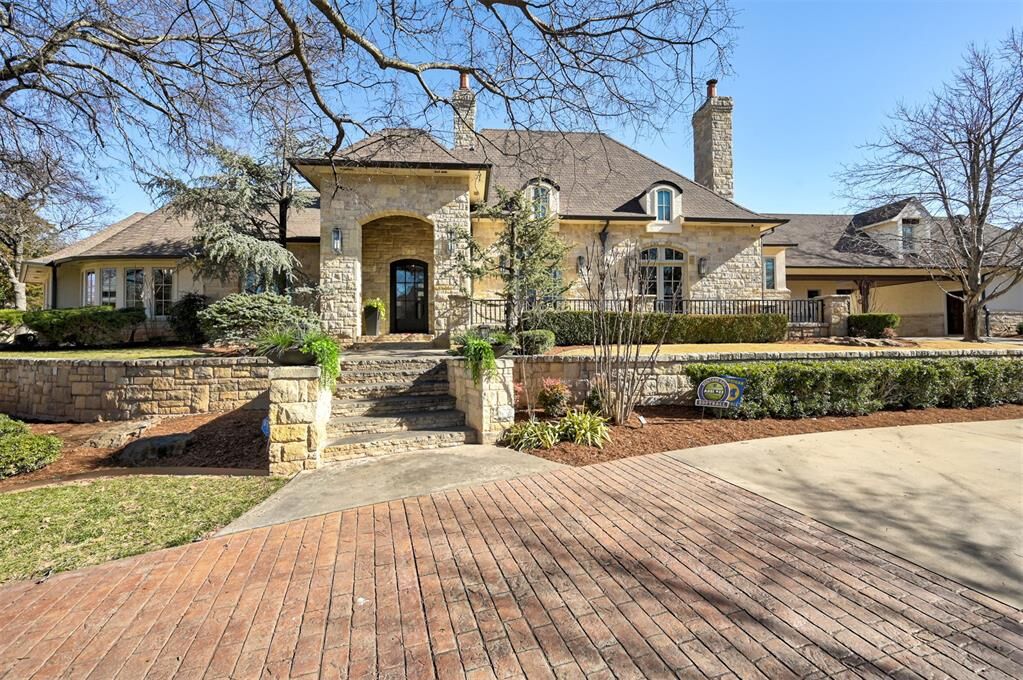 Property Photo:  2204 Catalina Drive  OK 73013 