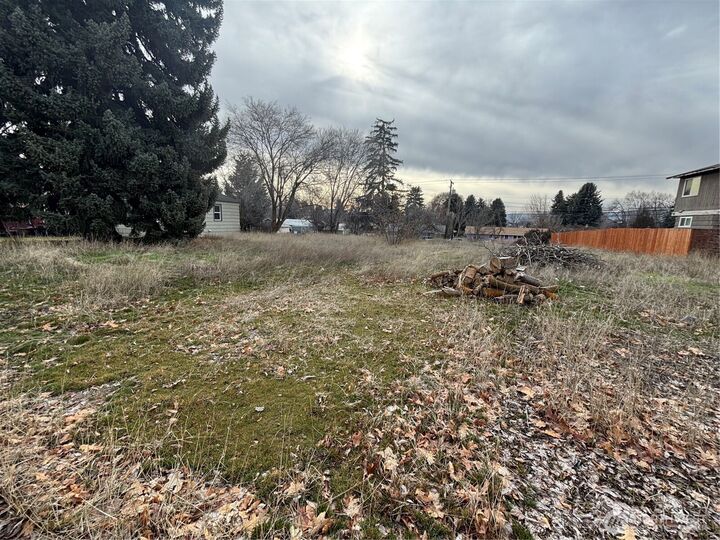 Property Photo: 1106 E 2nd Avenue WA 98926
