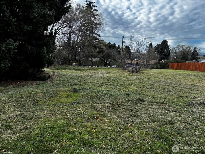 Property Photo:  1106 E 2nd Avenue  WA 98926 