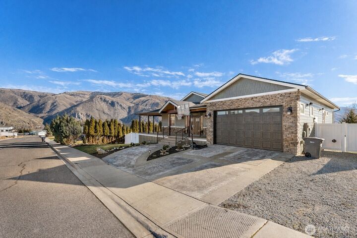 Property Photo:  1038  Crest Loop  WA 98822 