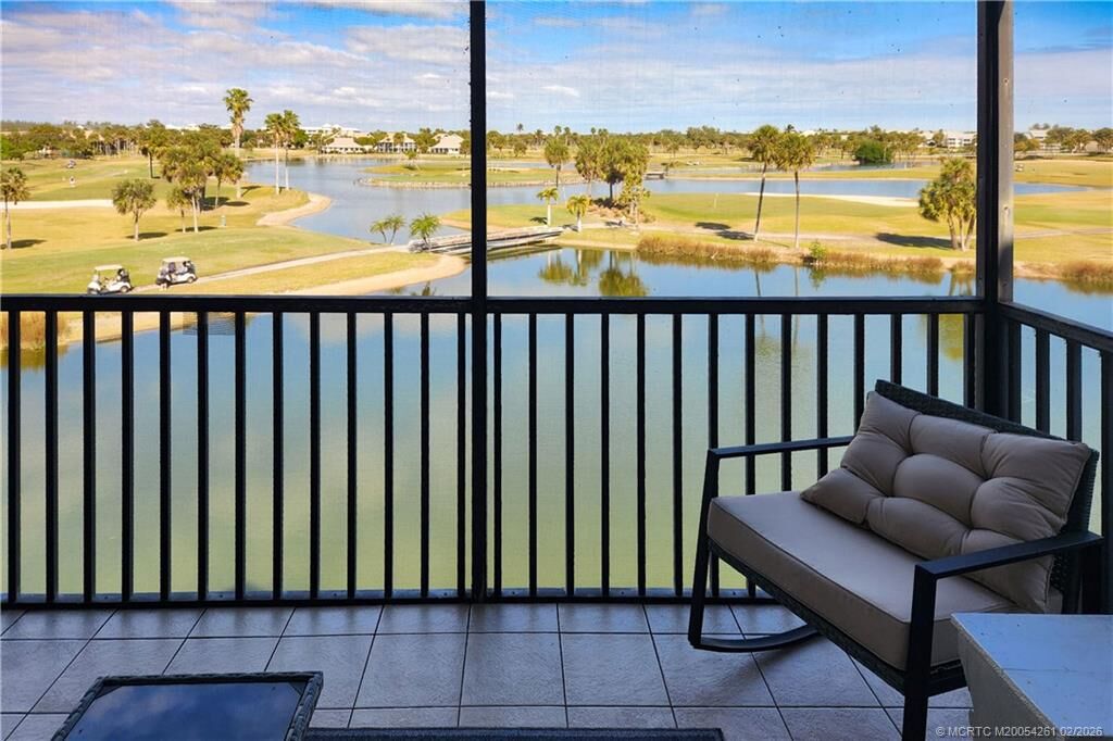 Property Photo:  40 NE Plantation Road 403  FL 34996 