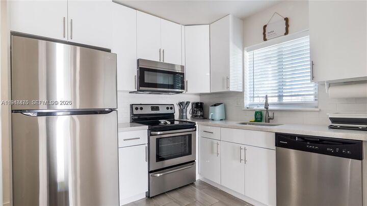 Property Photo: 1708 SW 20th St FL 33315