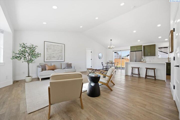 Property Photo:  410 W 49th Avenue  WA 99337 