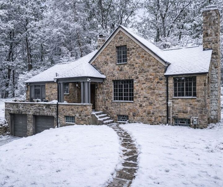 Property Photo:  2501 Oakwood Rd  PA 15116 