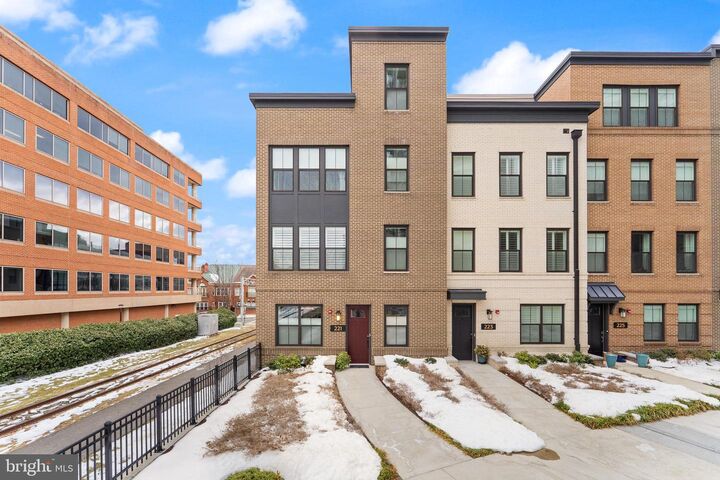 Property Photo:  221 Montgomery Street  VA 22314 