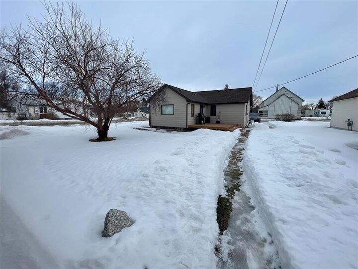 Property Photo:  211 Third Avenue  MB R0K 0H0 