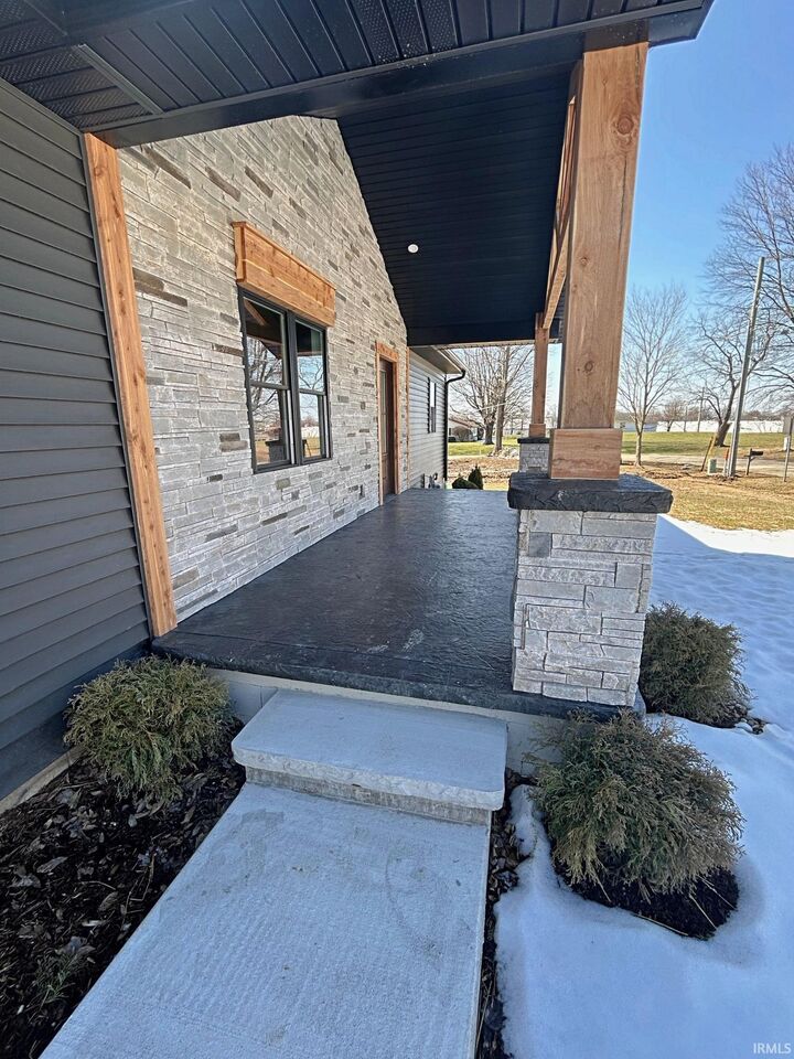 Property Photo:  309 SE 1st Street  IN 47553 