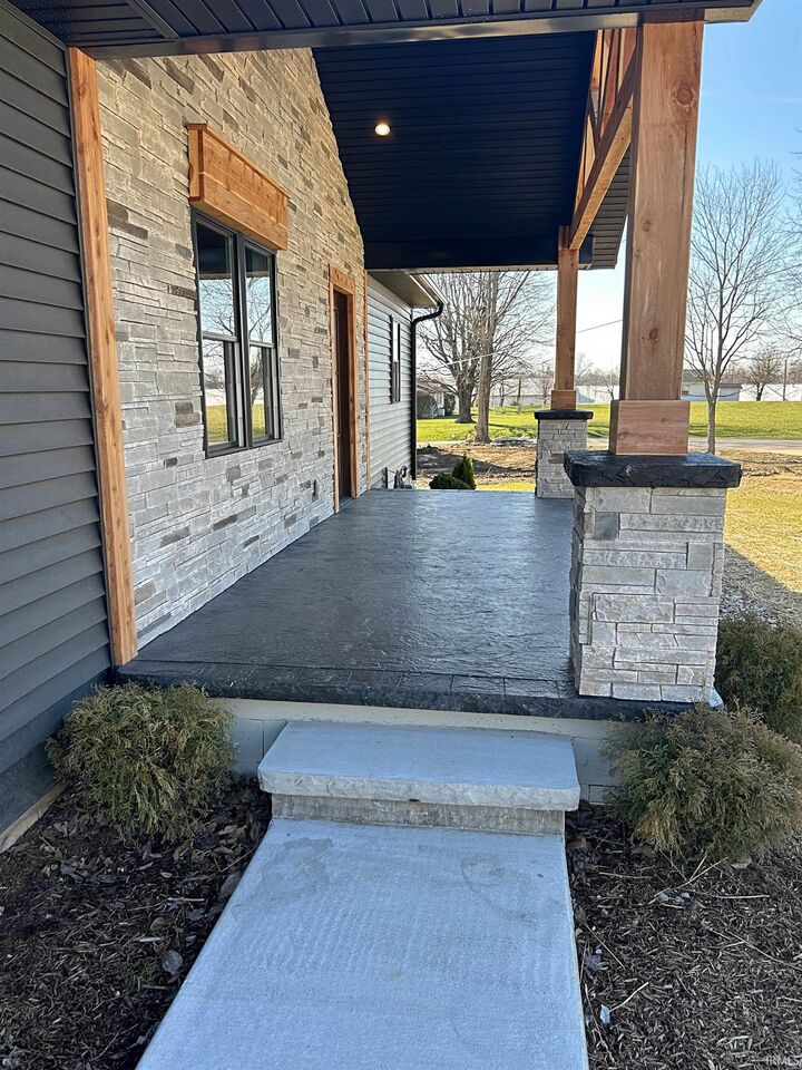 Property Photo:  309 SE 1st Street  IN 47553 