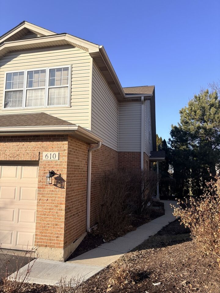 Property Photo:  610 Daisy Lane  IL 60172 