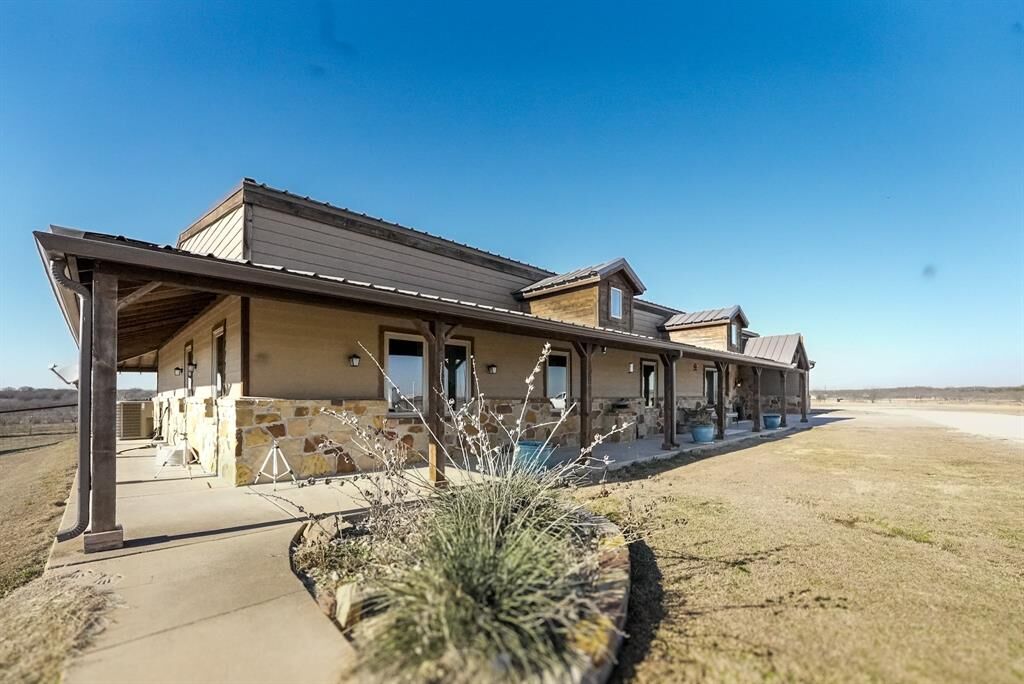 Property Photo:  290 Barton Road  TX 76064 