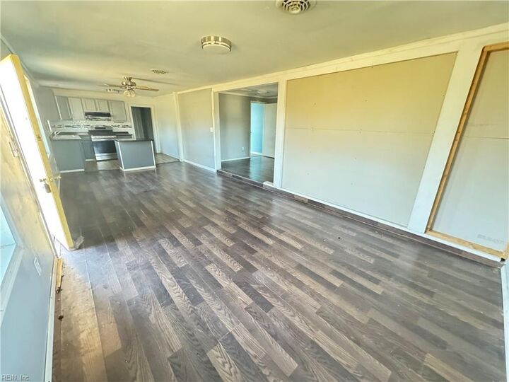 Property Photo: 422 Syringa Rd VA 23169