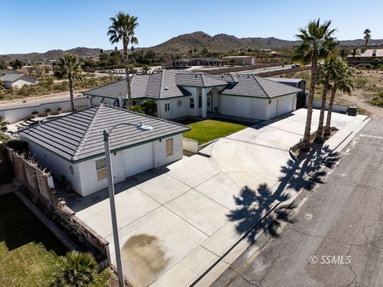 Property Photo:  2128 S Camino El Canon  CA 93555 