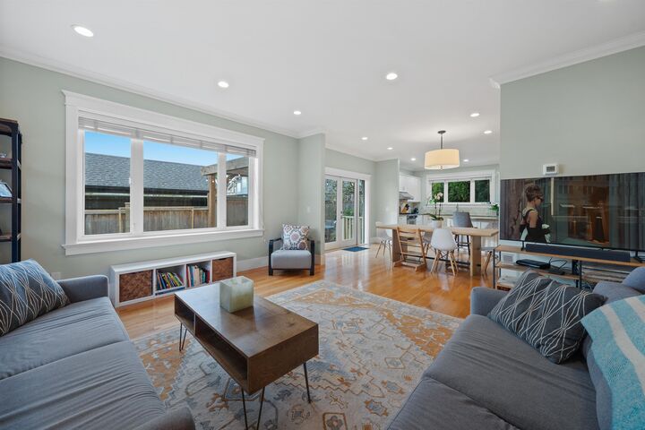 Property Photo: 335 E 8th Street BC V7L 1Z2