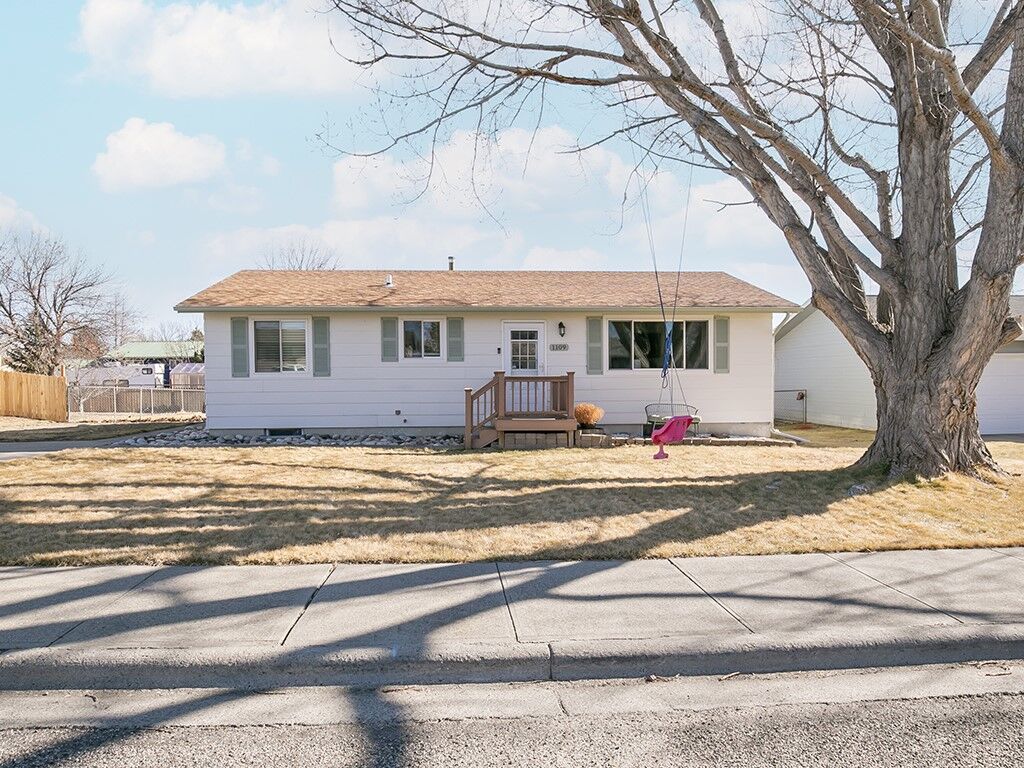 Property Photo: 1109 10th Ave Avenue MT 59044