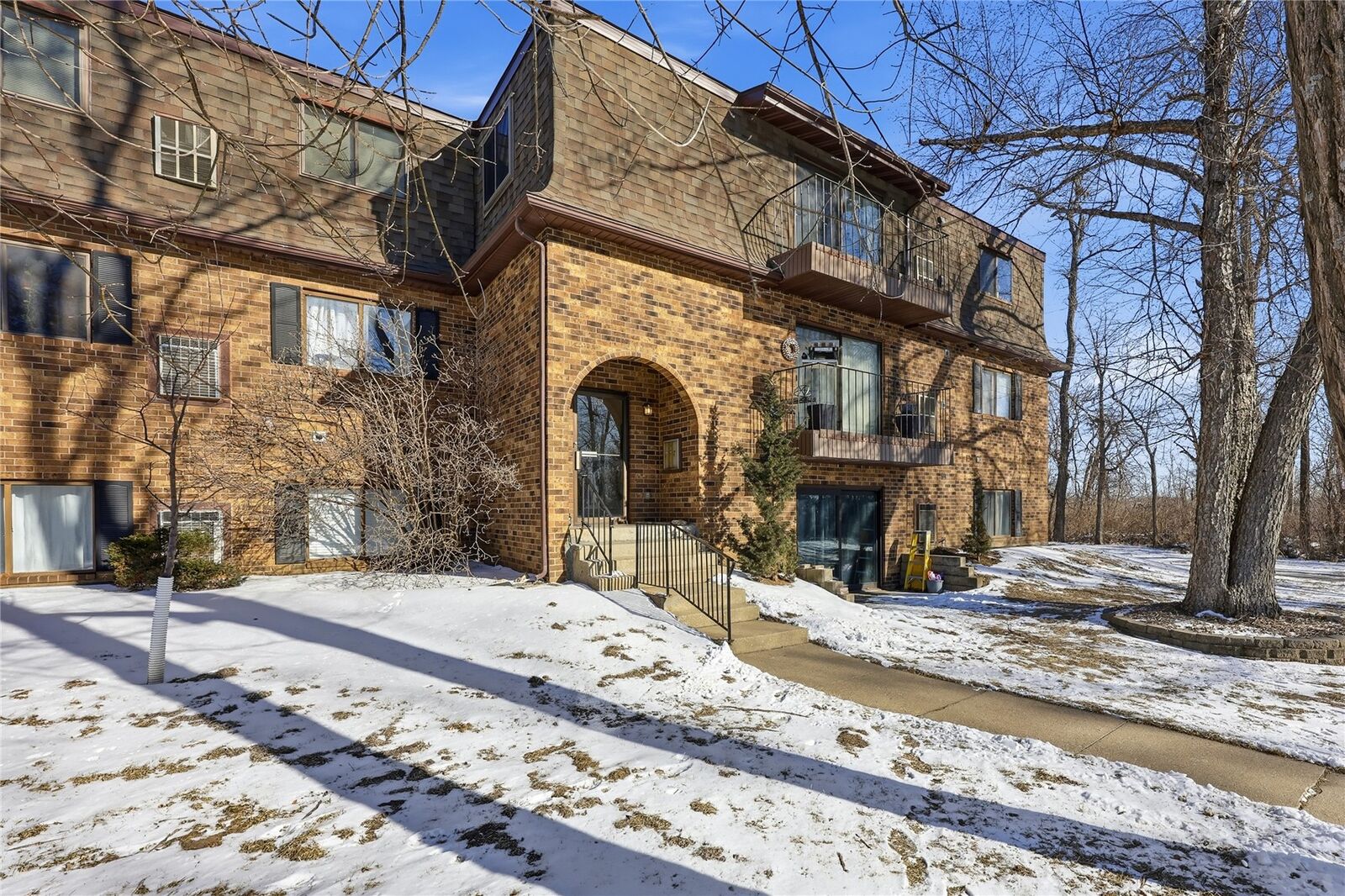 Property Photo:  1015 Woodland Heights Court SE 11  IA 52403 