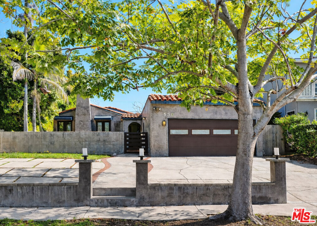 Property Photo:  550 Almar Ave  CA 90272 