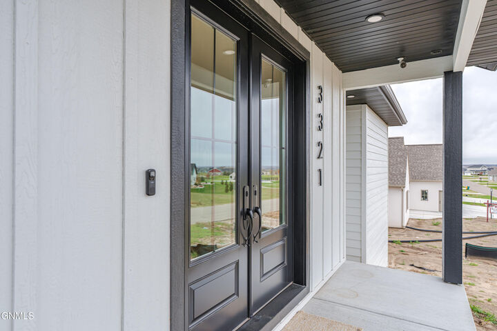 Property Photo: 3321 Palmer Place ND 58503