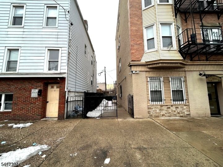 Property Photo:  239 Harrison Ave 1  NJ 07029 