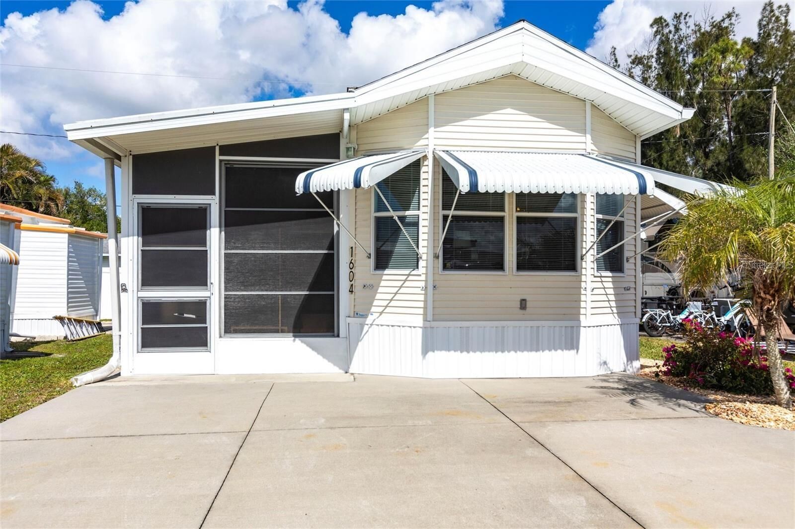 Property Photo: 1604 N Manatee Loop FL 33950