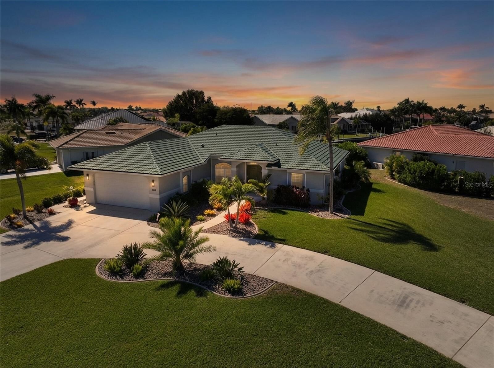 Property Photo: 1001 Mineo Drive FL 33950