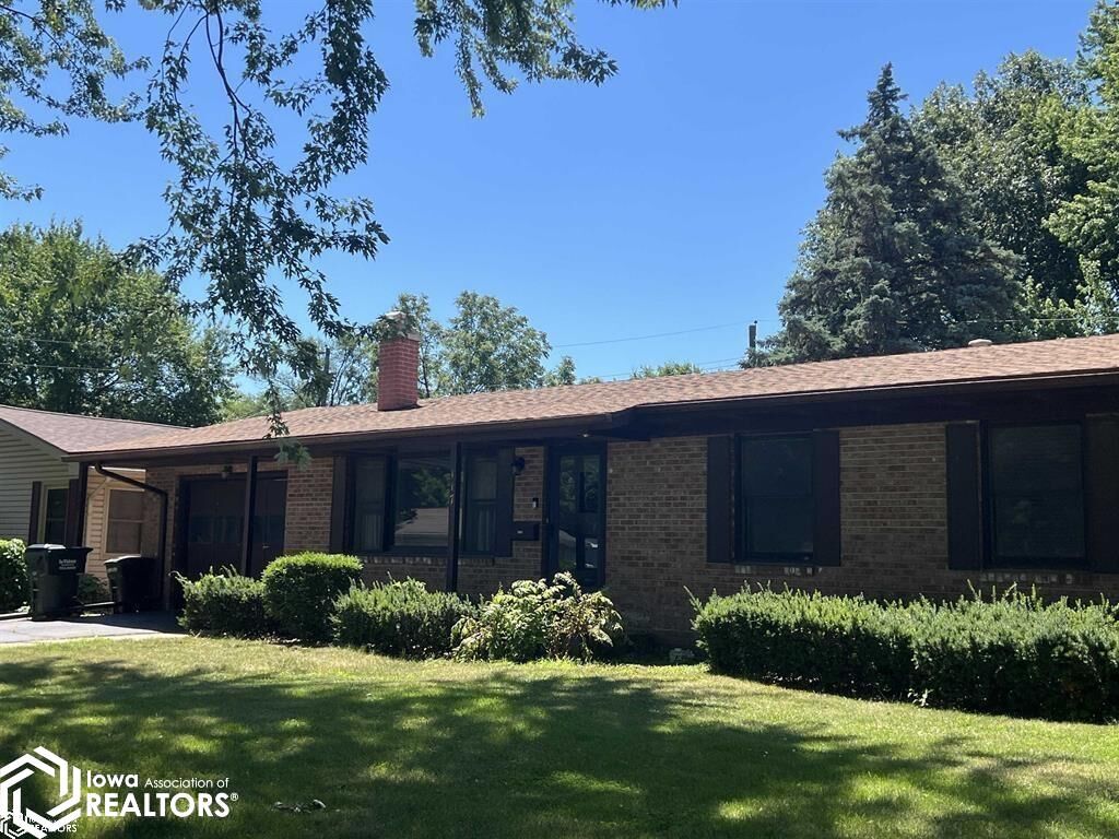 Property Photo:  117 W Van Weiss Boulevard  IA 52655 