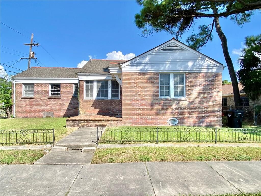 Property Photo:  2835 Paris Avenue  LA 70119 