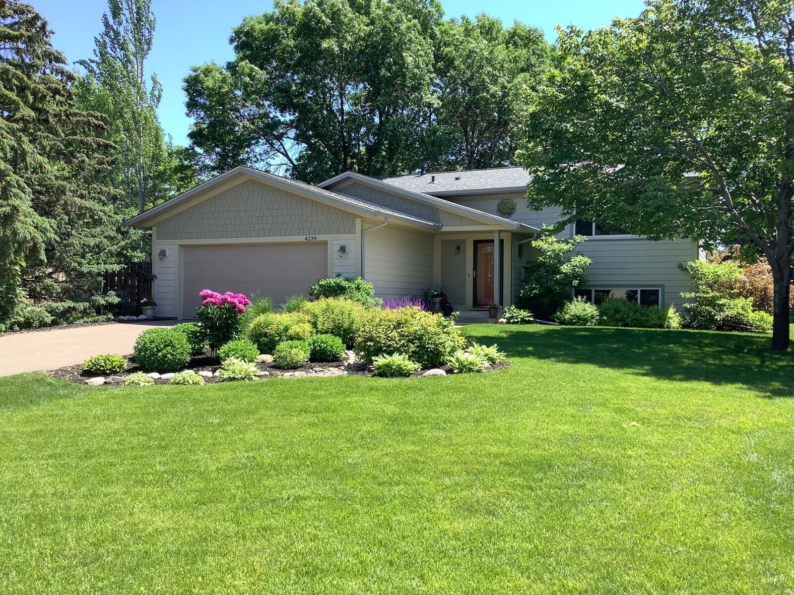 Property Photo:  4234 Beaver Dam Road  MN 55122 