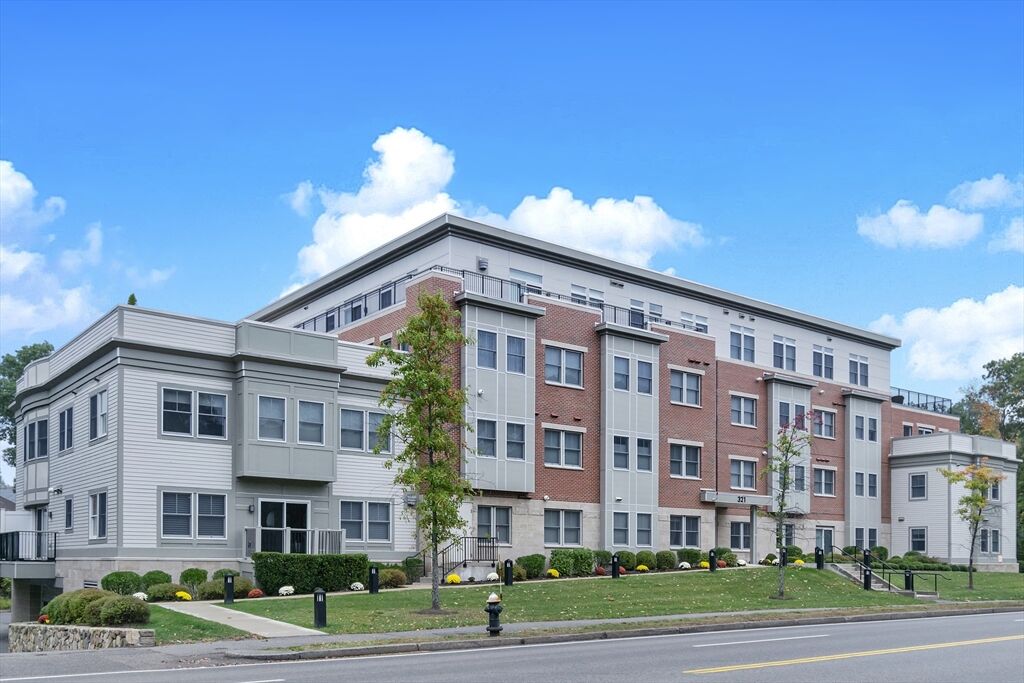 Property Photo:  321 Hammond Pond Pkwy 105  MA 02467 