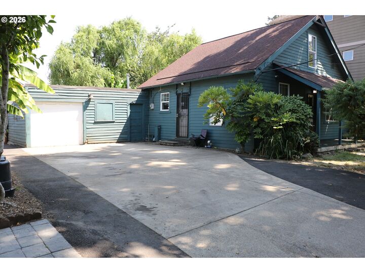 Property Photo: 5716 SE 104th Ave OR 97266