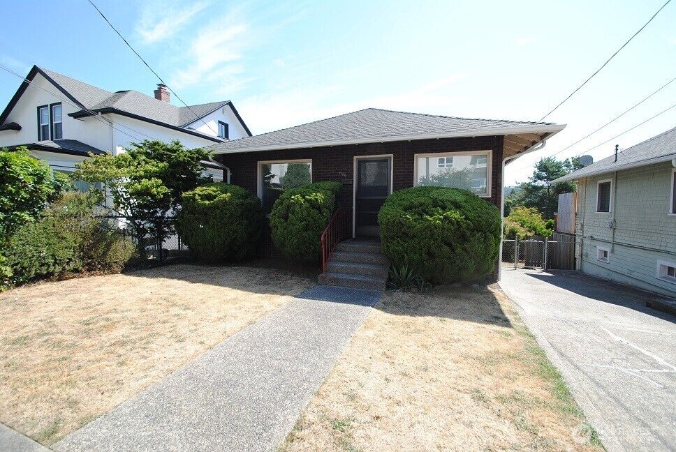 Property Photo: 1726 Dexter Avenue N WA 98109