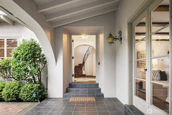 Property Photo:  1533  Shenandoah Drive E  WA 98112 