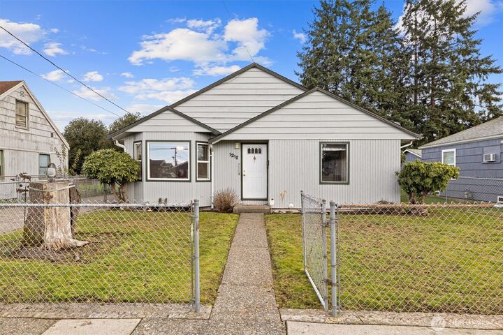 Property Photo: 1218 H Street WA 98002