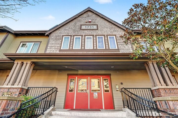 Property Photo:  1731  10th Ave  NE B205  WA 98029 