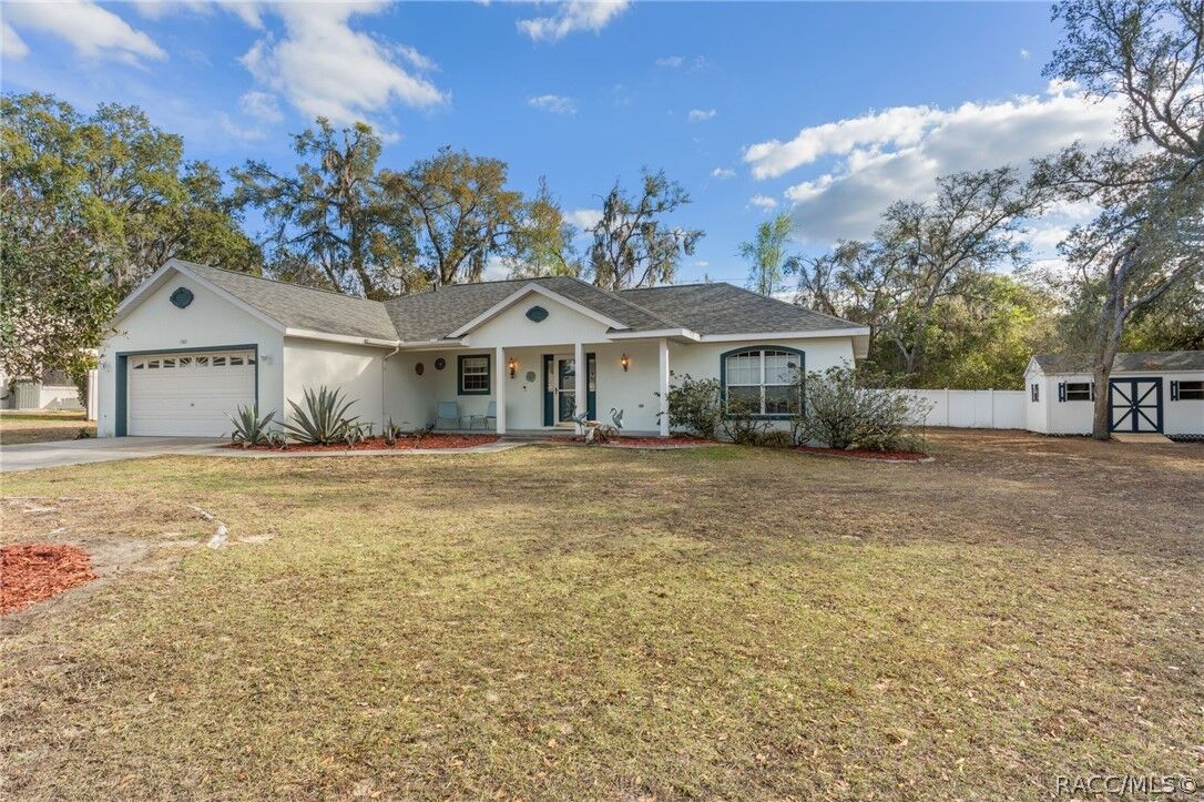Property Photo: 1380 E Silver Thorn Loop FL 34442